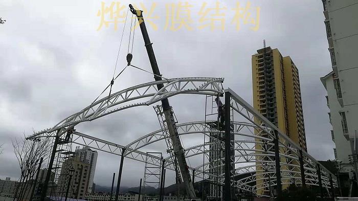桐梓一中 籃球場(chǎng)鋼結(jié)構(gòu)吊裝